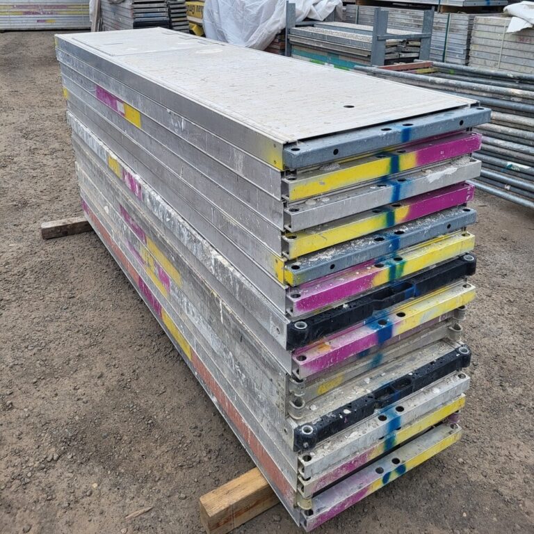 Alu-Durchstieg mit Alu-Belag & Leiter L250 x B64 Plettac