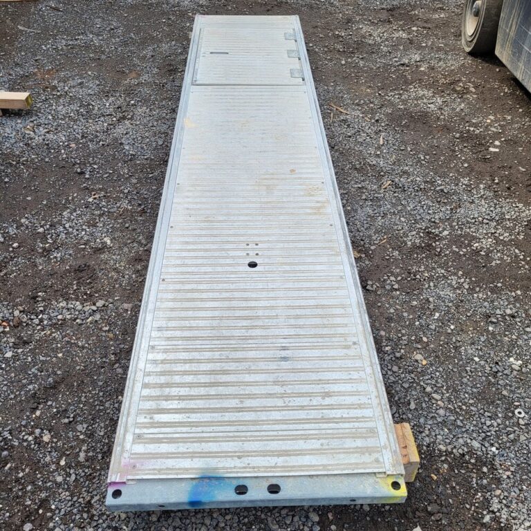 Alu-Durchstieg mit Alu-Belag & Leiter L300 x B64 Plettac