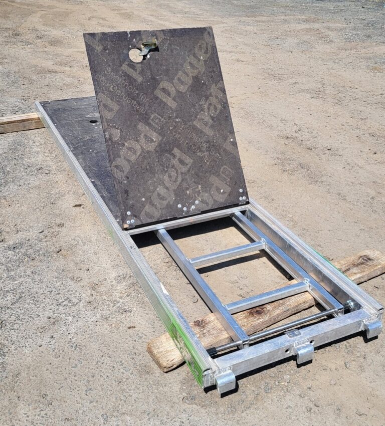 Robust-Durchstieg mit Leiter L257 x B61 Layher