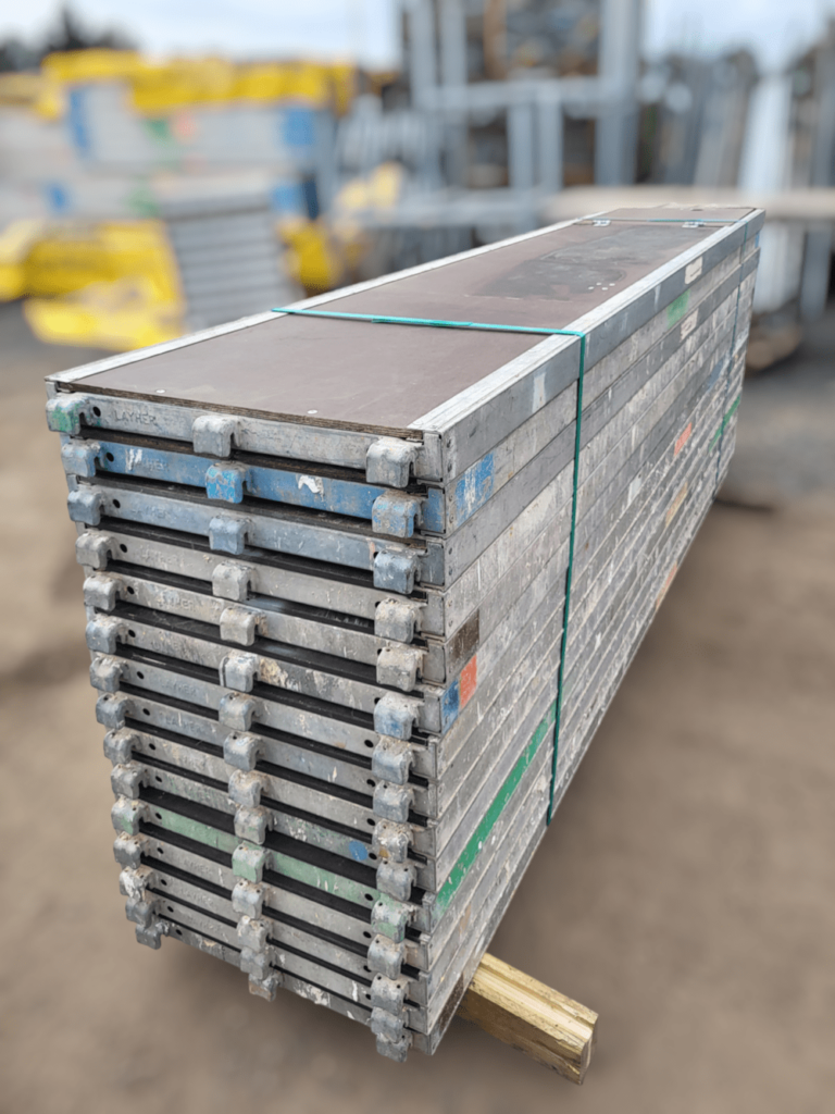 Robust-Durchstieg mit Leiter L307 x B61 Layher