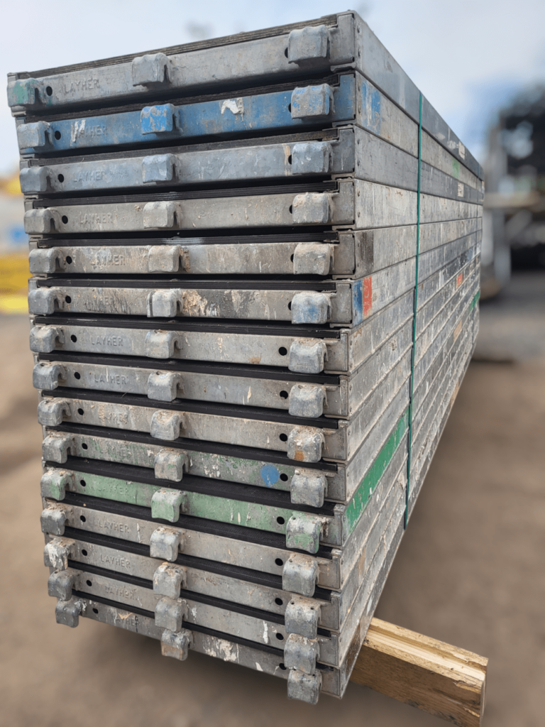 Robust-Durchstieg mit Leiter L307 x B61 Layher