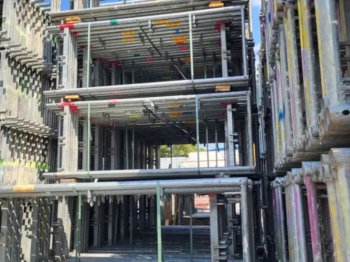 Fassadengerüst Plettac 400m² gebraucht mit Holzböden